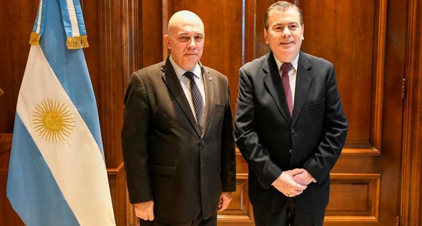 El Gobernador recibió la visita protocolar del prestigioso historiador Eduardo Lazzari