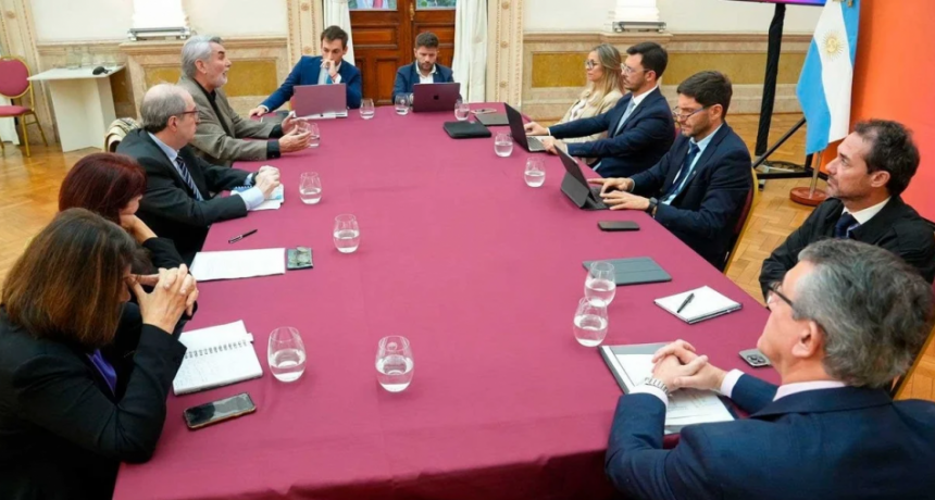 Pullaro se reunió con académicos por la reforma constitucional