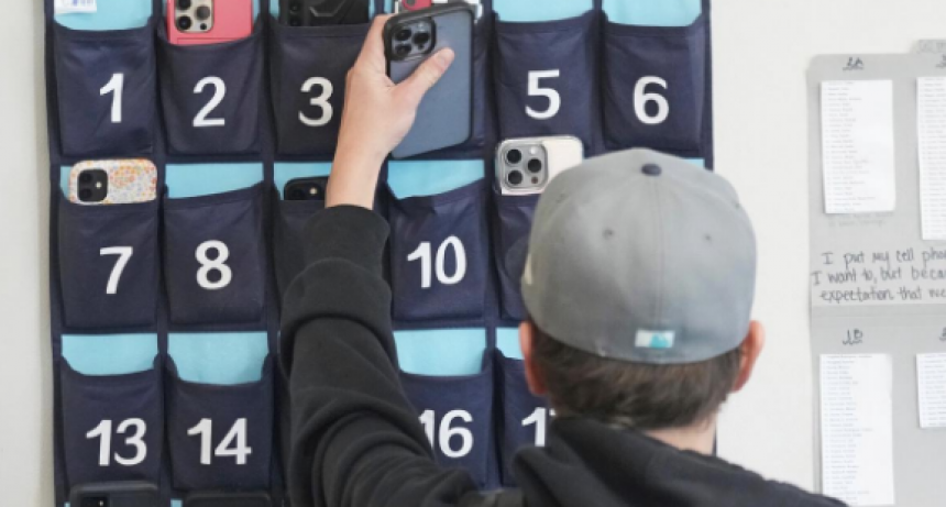 La mitad de los EE.UU. regula o prohíbe los celulares en las escuelas