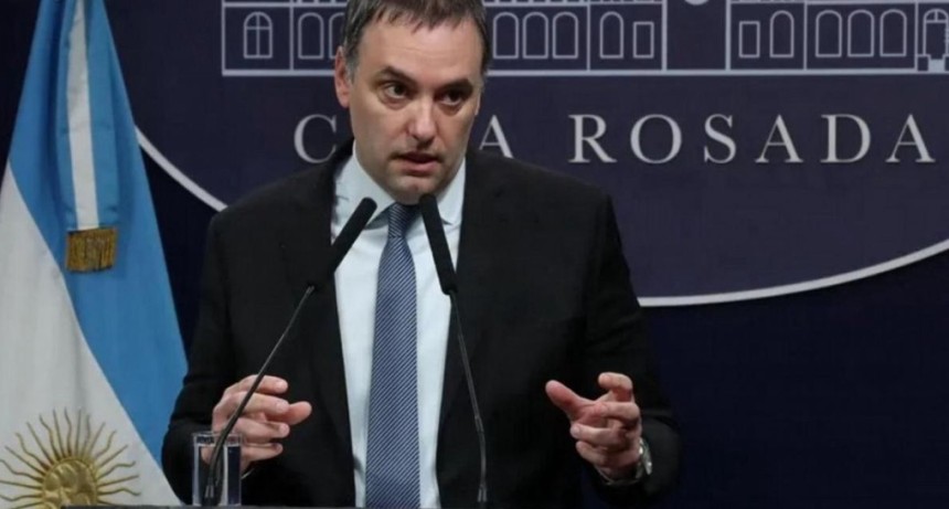 Adorni neg&oacute; censura y esquiv&oacute; preguntas sobre viajes y compras de inmuebles