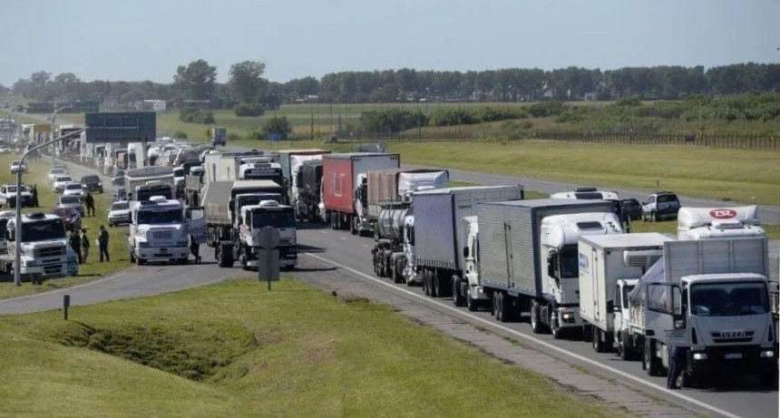 Caos log&iacute;stico: 11.000 camiones por d&iacute;a llegan a los puertos y &ldquo;los accesos son una cat&aacute;strofe&rdquo;