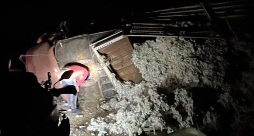 Un cami&oacute;n cargado con algod&oacute;n qued&oacute; sin frenos y volc&oacute; sobre la Ruta Provincial 11