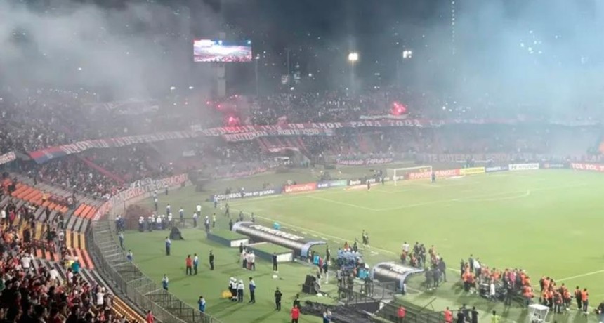Esc&aacute;ndalo total en Medell&iacute;n vs. Flamengo: invasi&oacute;n de cancha, incendios y partido suspendido