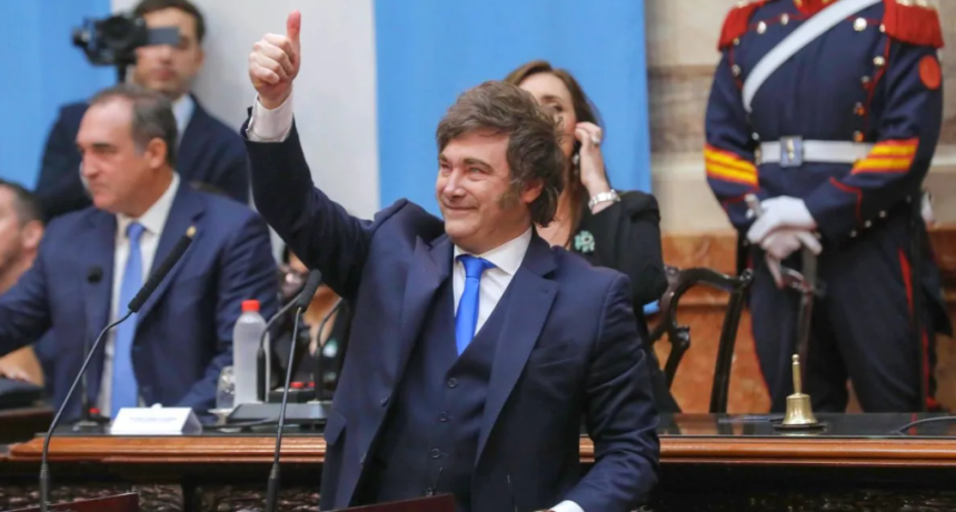 La imagen de Javier Milei sigue en ca&iacute;da y la desaprobaci&oacute;n del Gobierno nacional roza el 55%