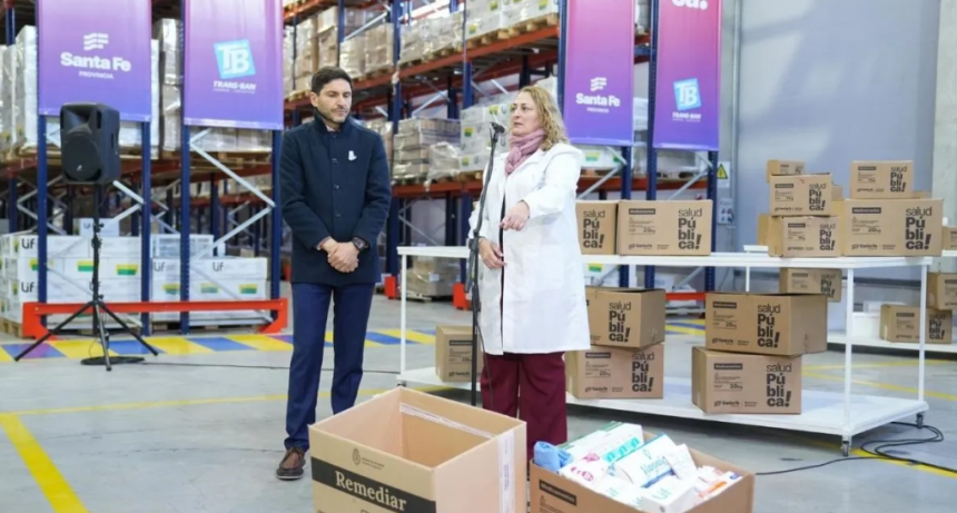 El gobierno de Pullaro inici&oacute; el reparto de medicamentos a centros de salud y hospitales de toda la provincia