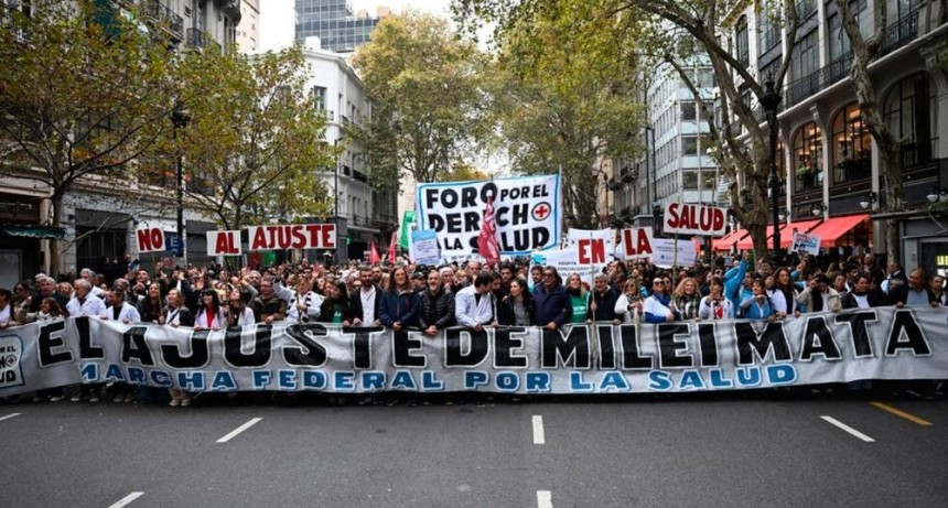Trabajadores de la salud marcharon a Plaza de Mayo para rechazar el ajuste presupuestario