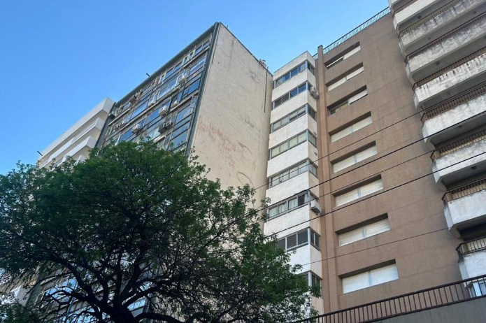 Estaba colgado en un séptimo piso colocando un cartel y un vecino cortó la soga