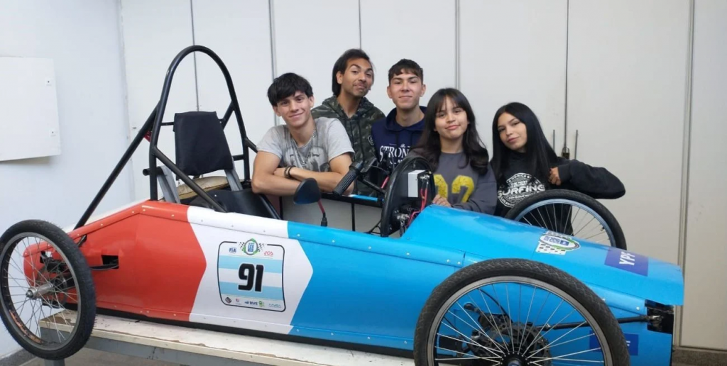 Un sueño sobre ruedas: alumnos de la Escuela Grierson compiten con un auto eléctrico con diseño propio