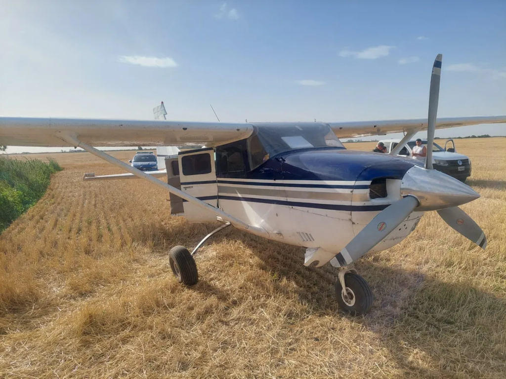 Investigan el hallazgo de una avioneta abandonada entre Ceres y San Cristóbal