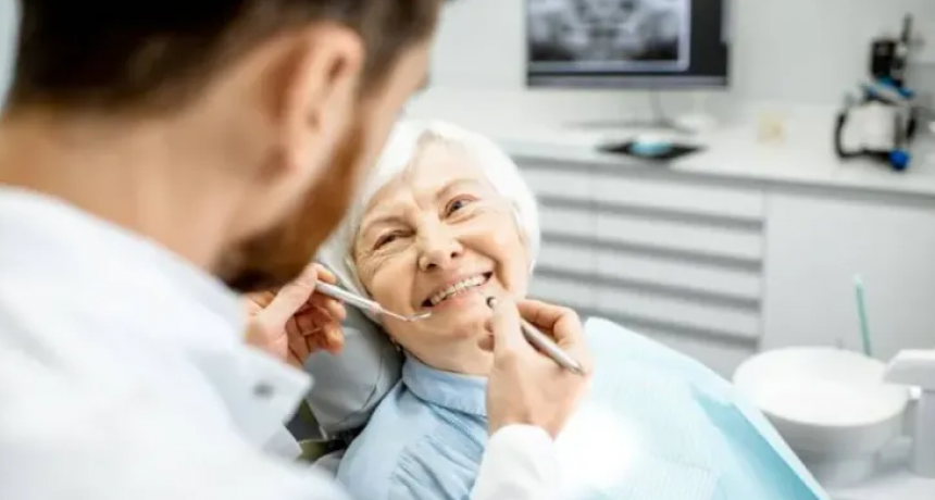 Comenzó un plan odontológico gratuito para jubilados de PAMI: cómo acceder