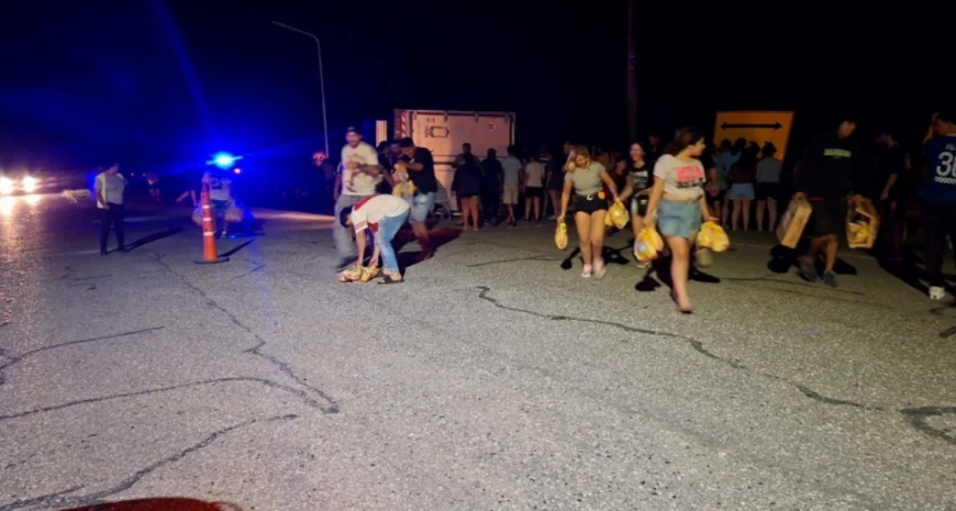 Vuelco y saqueo de un camión cargado con pollos congelados