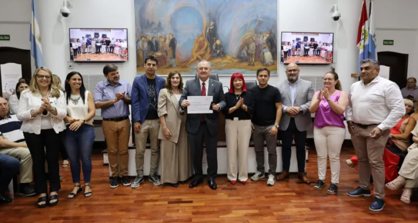 Felipe Michlig recibió el premio “Valores Democráticos Raúl Ricardo Alfonsín”