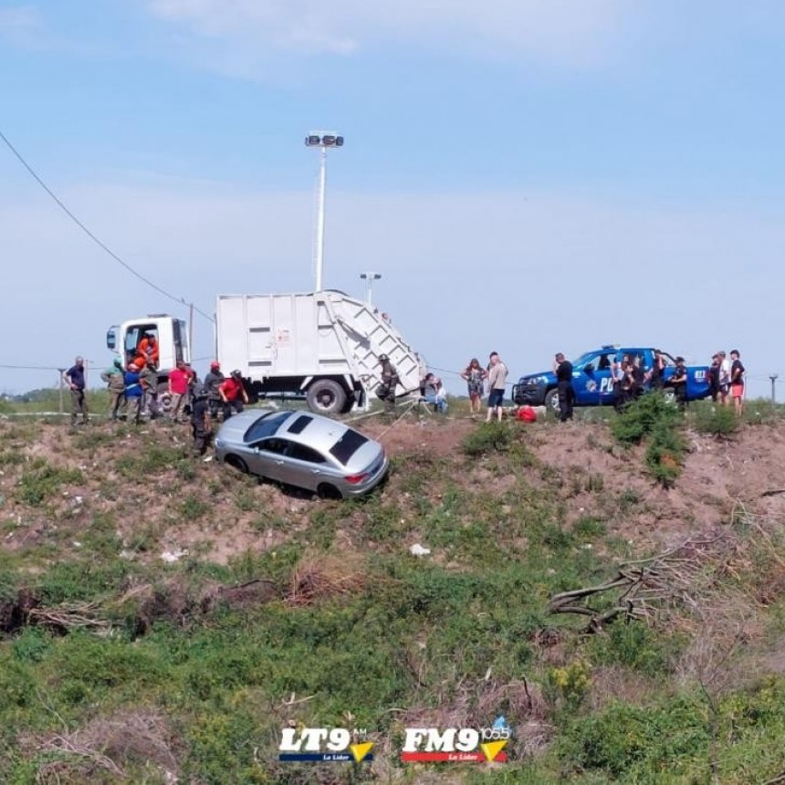 Se despistó en un puente de la Circunvalación y terminó a punto de caer al vacío