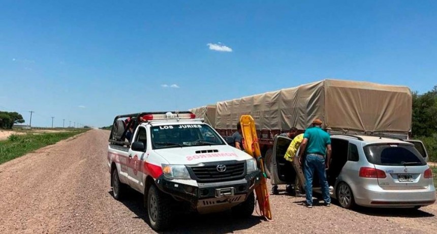 Los Juríes: automóvil se incrustó en la parte trasera de un camión sobre ruta 7