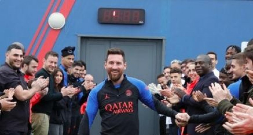 Pasillo de campe&oacute;n y aplausos: el recibimiento para Messi en su regreso al PSG