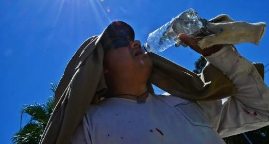Santa Fe capital sigue bajo alerta naranja por temperaturas extremas: consejos para evitar un golpe de calor 