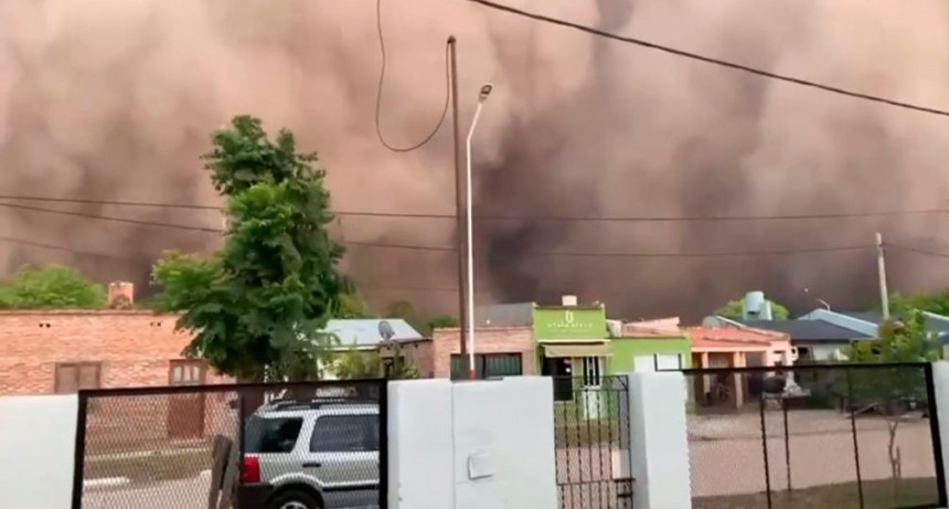 Una impresionante tormenta de tierra cubrió por completo a un pueblo de Chaco