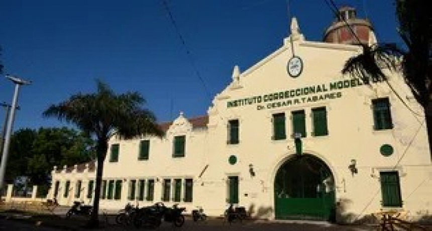 Ordenan al director de una cárcel que los reclusos no accedan a celulares