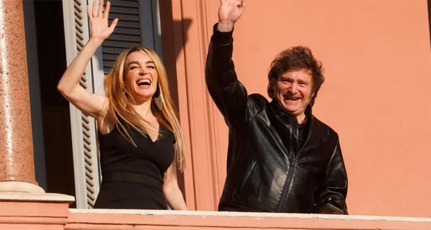 Javier Milei y Fátima Flórez saludaron desde el balcón de la Casa Rosada antes de mudarse a la Quinta de Olivos