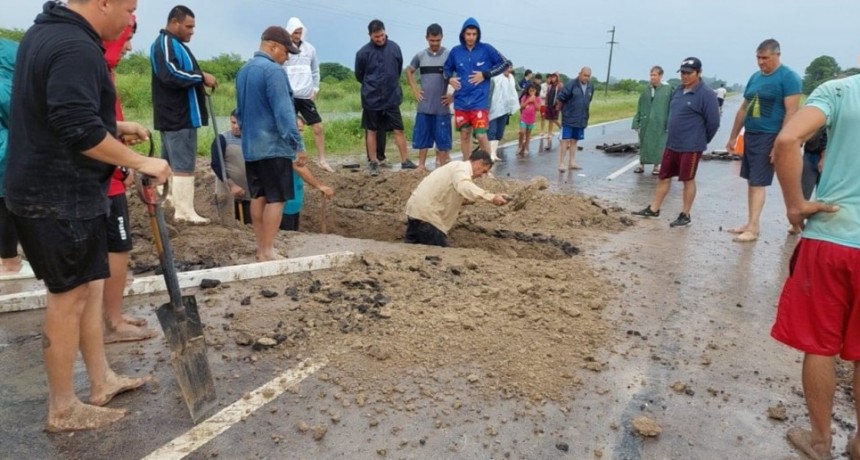 Inundados y desesperados: Vecinos rompieron la Ruta Nº 40 buscando que escurra el agua 