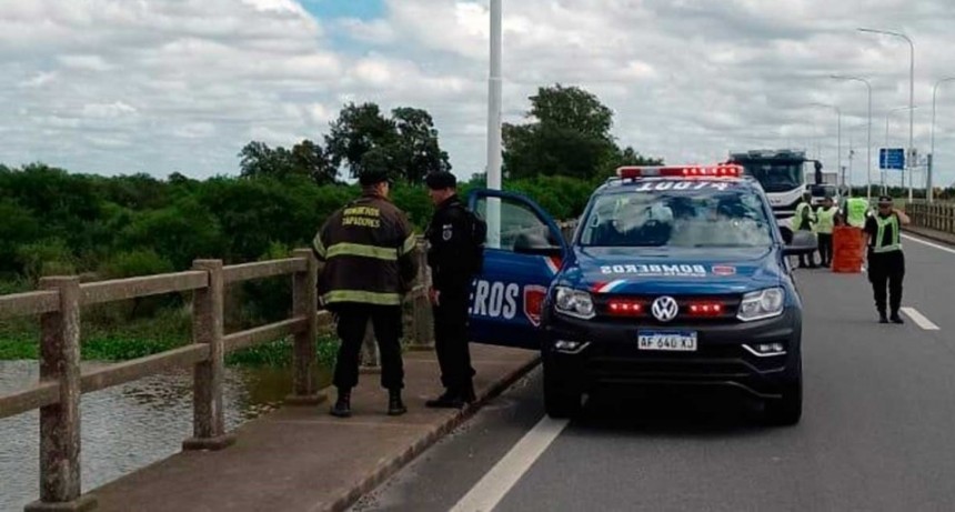Un vehículo cayó al agua desde un puente aliviador de la ruta 168