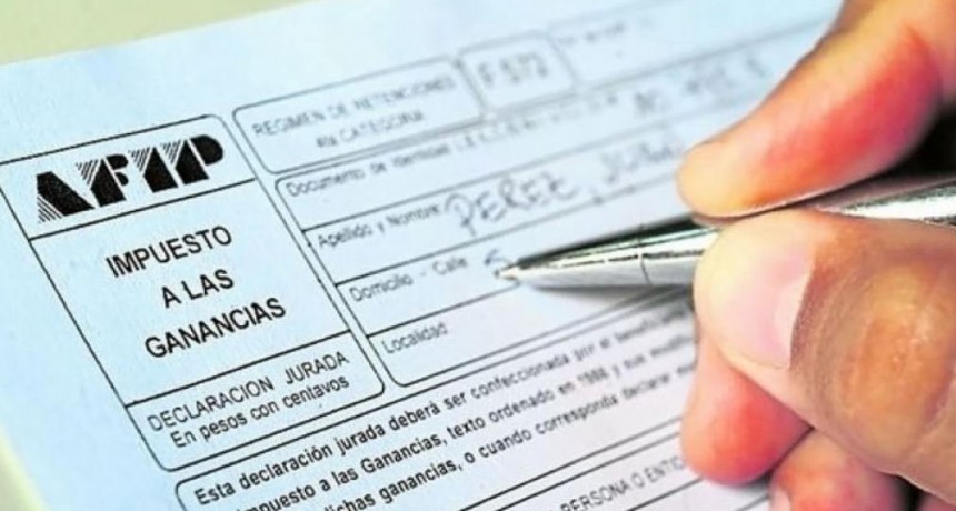 El Gobierno enviará este martes al Congreso un proyecto para restituir el piso del impuesto a las Ganancias