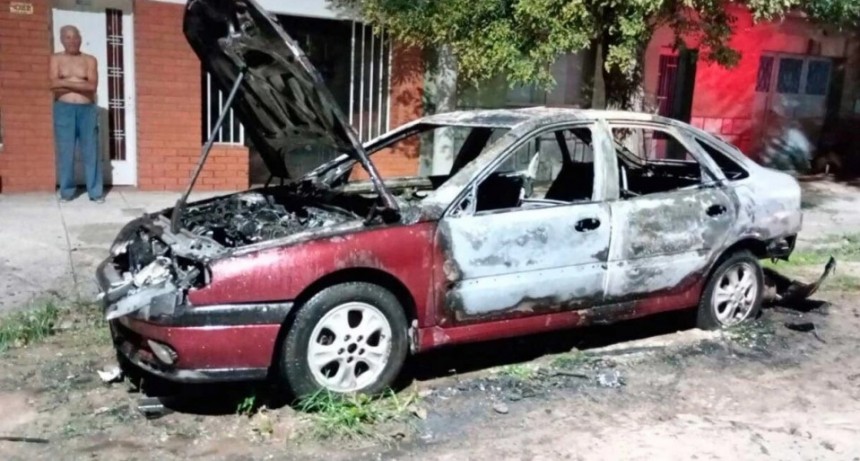 Se investiga el incendio de un vehículo en barrio San Lorenzo