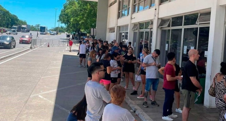 Largas filas en las fronteras con Brasil y un impuesto que generó polémica en Paso de los Libres