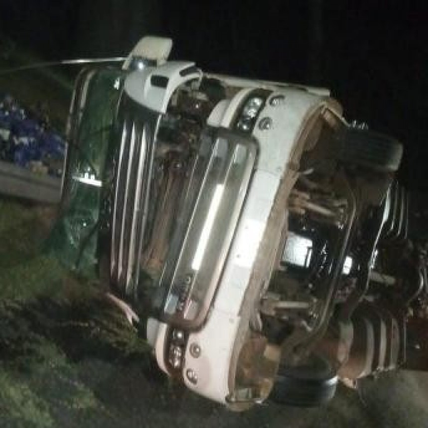 Candioti: Volcó un camión con botellas de Fernet y fue saqueada toda la carga