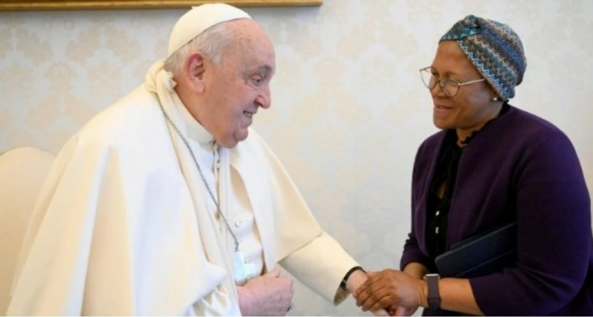 El papa Francisco sufrió una nueva caída y le inmovilizaron el brazo por precaución