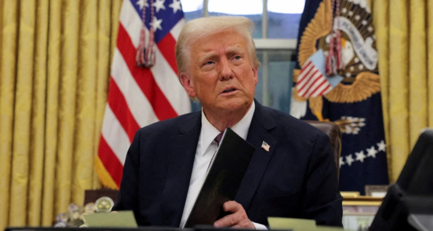 A horas de su asunción Trump confirma el despido de más de mil funcionarios 
