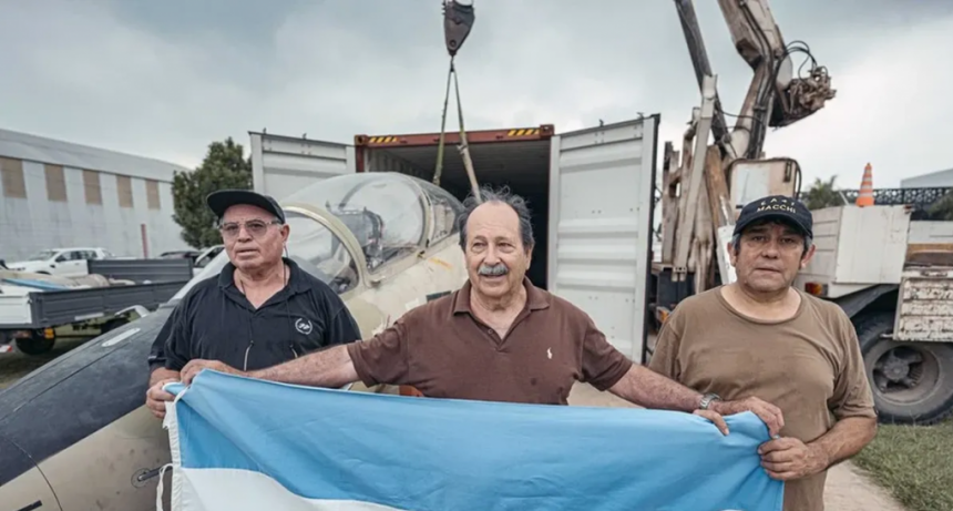 ¡Emocionante!: Owen Crippa logró repatriar el avión con el que combatió en la Guerra de Malvinas