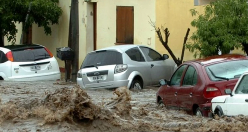 Temporal en Santa Rosa de Calamuchita: inundaciones y vehículos arrastrados por la corriente
