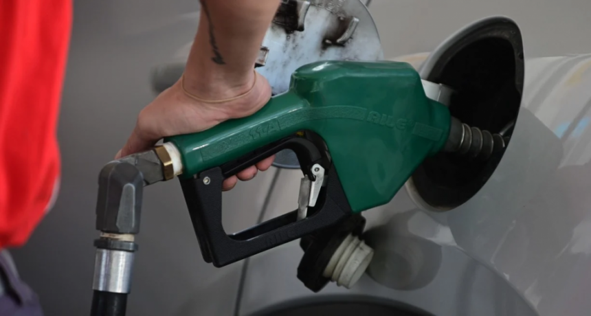 Un usuario ya puede cargarse nafta y gasoil por si mismo en las estaciones de servicio del país