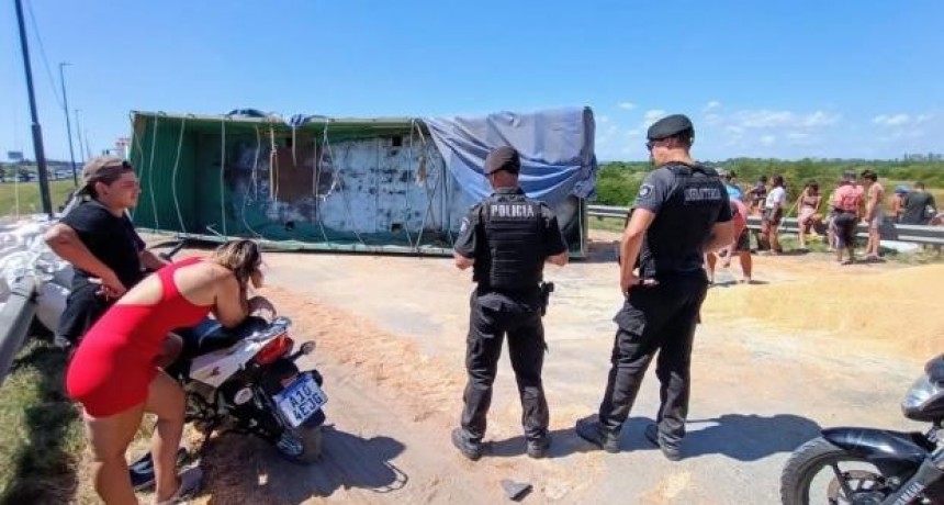 Impactante vuelco de un camión de maíz en la autopista Rosario-Bs. As: vecinos se llevaron la carga