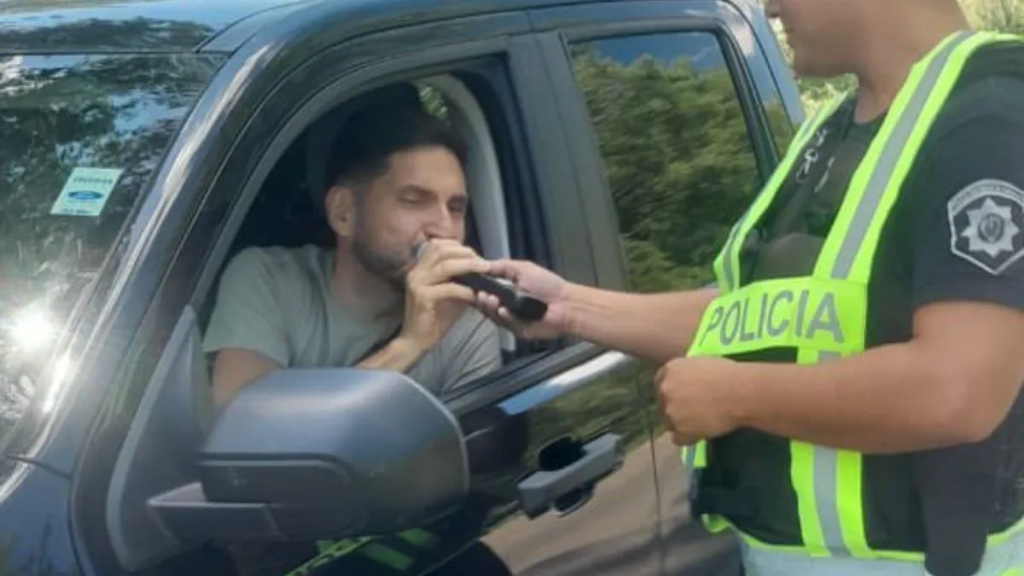 Año Nuevo: el gobernador Maximiliano Pullaro pasó un control de alcoholemia y destacó el rol de la Policía