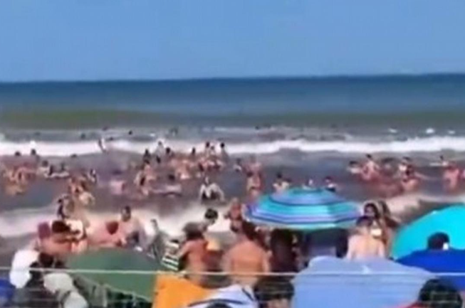 Ola gigante en la costa argentina: murió un joven y hay 35 heridos