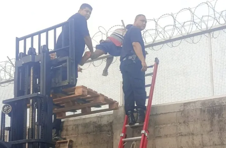 Quedó atrapado en un cerco al intentar robar un supermercado y amenazó con quitarse la vida