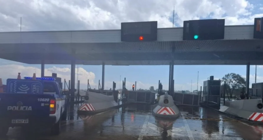 Tragedia en la Ruta 9: un trabajador muri&oacute; bajo una casilla de peaje que tumb&oacute; el viento
