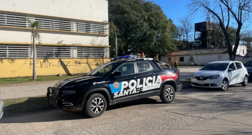 Un polic&iacute;a le sac&oacute; las cuatro cubiertas a un patrullero y las vendi&oacute; para pagar una deuda en San Justo