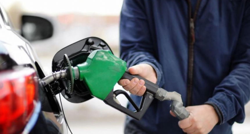 Combustibles: c&oacute;mo obtener un 30% de descuento y hasta $25.000 de reintegro