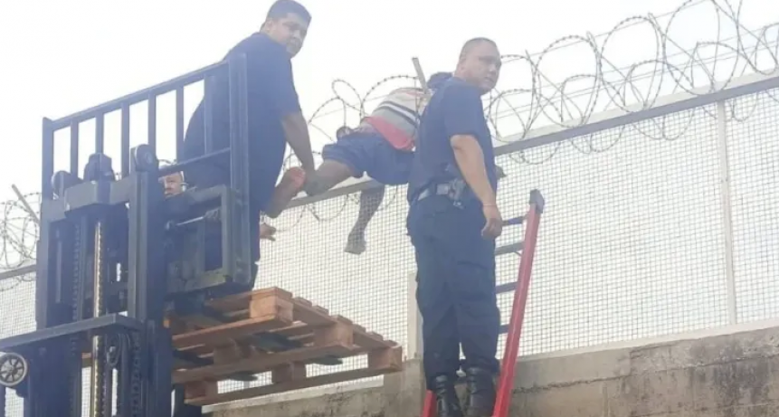 Qued&oacute; atrapado en un cerco al intentar robar un supermercado y amenaz&oacute; con quitarse la vida
