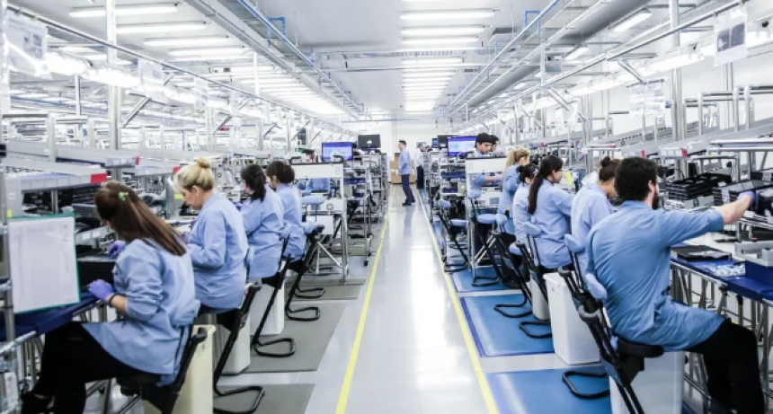 "Nada que festejar", la frase Melella tras la eliminaci&oacute;n de los aranceles a la importaci&oacute;n de celulares