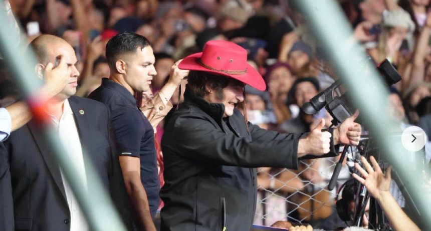 Milei, en Jes&uacute;s Mar&iacute;a: cant&oacute; con el Chaque&ntilde;o Palavecino y agradeci&oacute; a C&oacute;rdoba