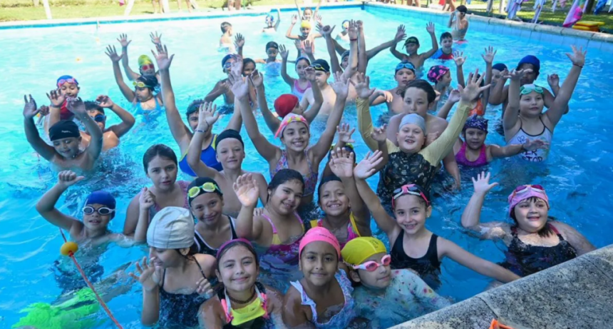 En Santa Fe hay 36.000 ni&ntilde;os, ni&ntilde;as y adolescentes aprenden a nadar en las Escuelas de Verano de la Provincia