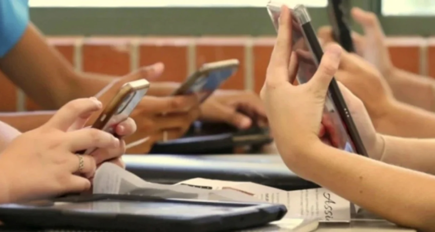 Regulaci&oacute;n de celulares en las escuelas: habr&aacute; un protocolo de uso y capacitaci&oacute;n docente