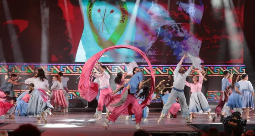 La Delegaci&oacute;n Oficial Santafesina deslumbr&oacute; y fue aplaudida de pie en el Festival de Folclore de Cosqu&iacute;n