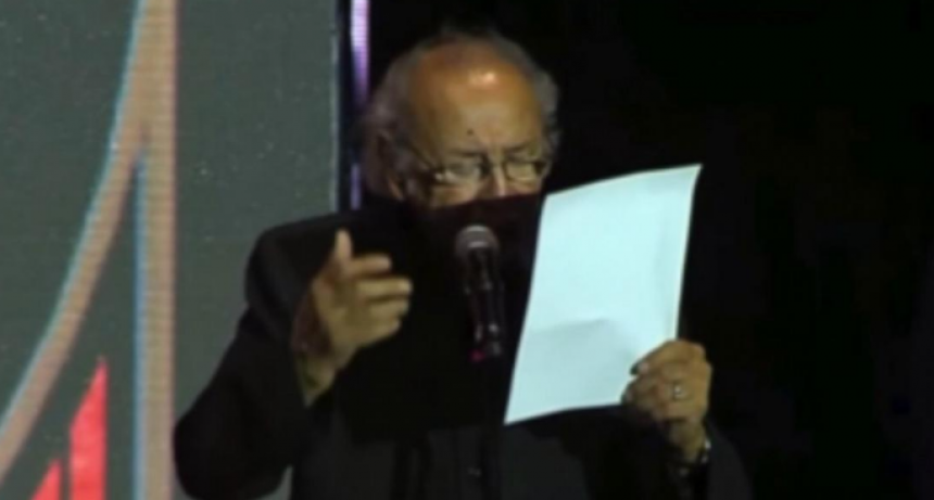 La dura referencia a Milei de un poeta en el Festival de Cosqu&iacute;n