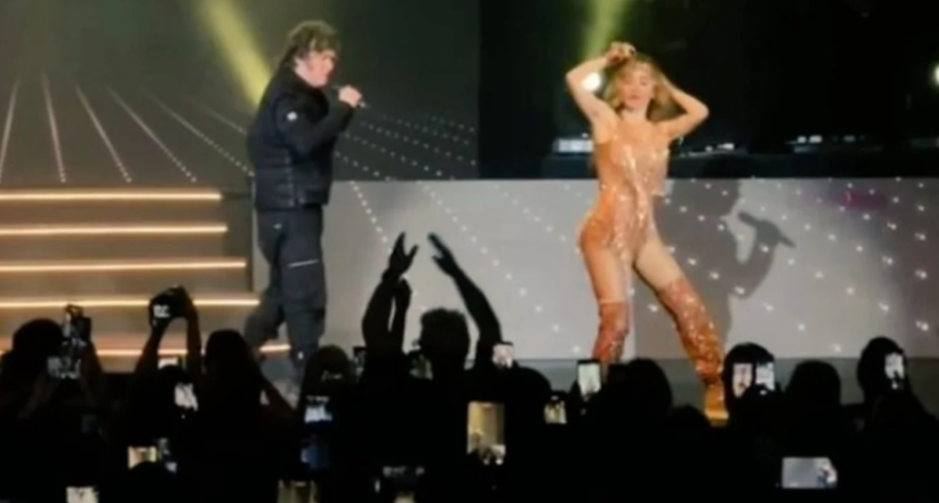 Javier Milei asisti&oacute; al teatro y particip&oacute; del show de F&aacute;tima Florez: cant&oacute; &ldquo;El rock del gato&rdquo;