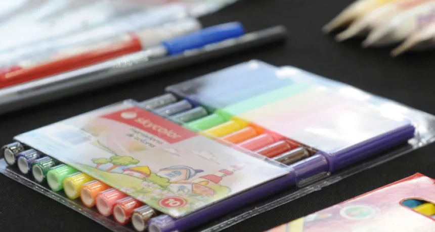 Empleados provinciales con hijos en edad escolar recibir&aacute;n un complemento para la compra de &uacute;tiles